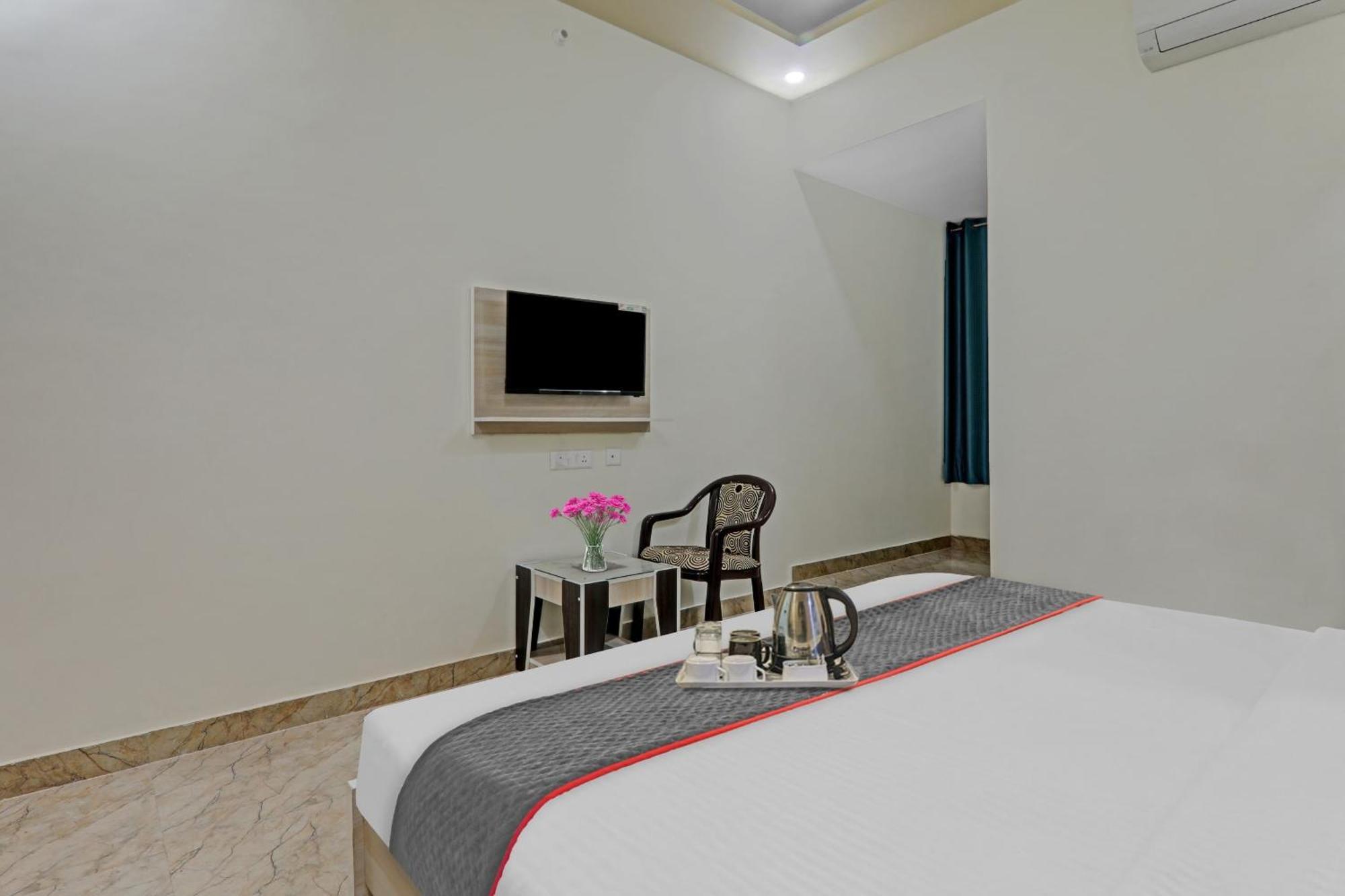 Townhouse P.S.Palace Near Amausi Metro Station Lucknow Exterior photo